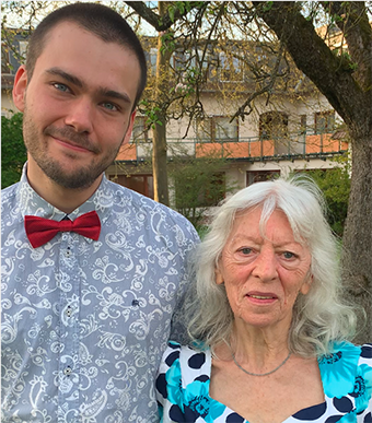 Zwei TouchLife Absolventen 2024: Dagmar Krämer, die 2024 ihren 80sten Geburtstag feiert, und Aaron Laufs, 25 Jahre jung.