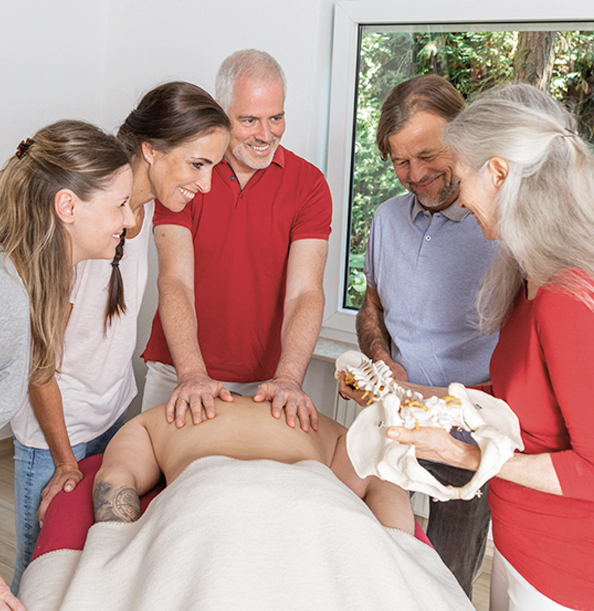 Leder und von Kalckreuth erklären Massagetechniken für den Rücken für Schüler