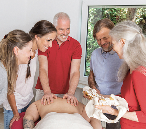 Leder und von Kalckreuth erklären Massagetechniken für den Rücken für Schüler